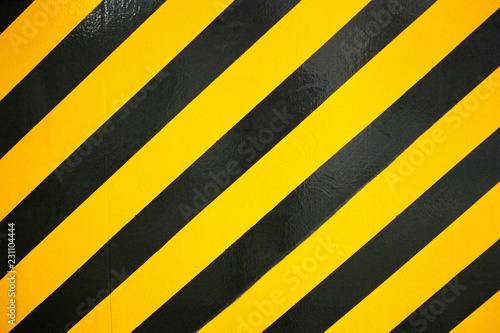 コンクリートに塗られた黒と黄色の警告色
