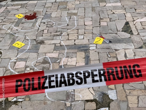 Tatort mit Polizeiabsperrung mit Flatterband rot weiss
