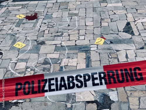 Tatort mit Polizeiabsperrung mit Flatterband rot weiss