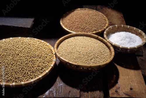 醤油作りの原料、大豆、小麦、大麦、塩