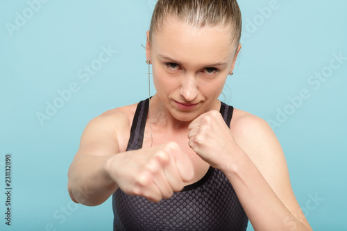 Valokuva woman boxing straight blow