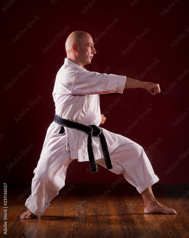 movimientos de un maestro en karate. movimientos de un maestro en karate.