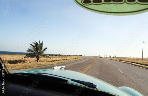 Viajando por carreteras de Cuba.