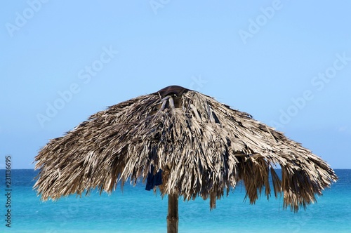 Sombrilla en playa del caribe, Varadero, Cuba.