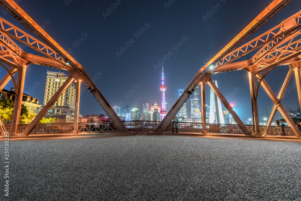 Fototapeta premium Night view of the Waibaidu Bridge in Shanghai,China.