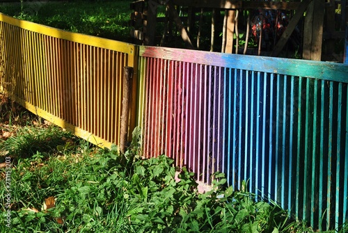 Kolorowe ogrodzenie