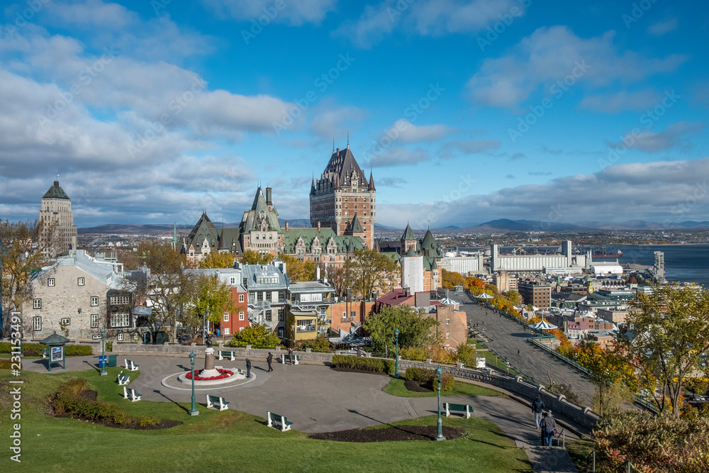 Fototapeta premium Cityscape of Quebec City with Chateau Frontenac
