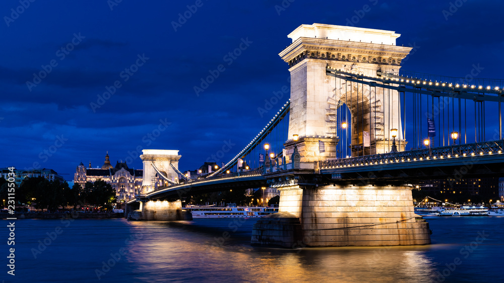Obraz premium Pont des Chaînes à l'heure bleue