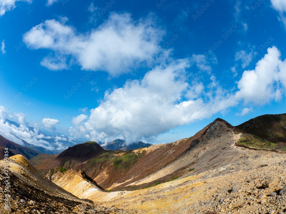 那須岳峰の茶屋跡避難小屋から朝日岳への登山道