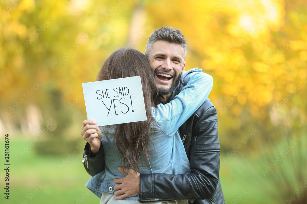 Ταπετσαρία Happy couple after making proposal in autumn park