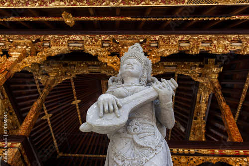 escultura tocando instrumento musical en un templo de bali