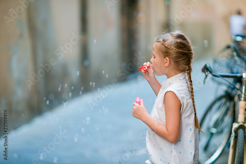 Canvas Print Adorable fashion little girl outdoors in European city Rome