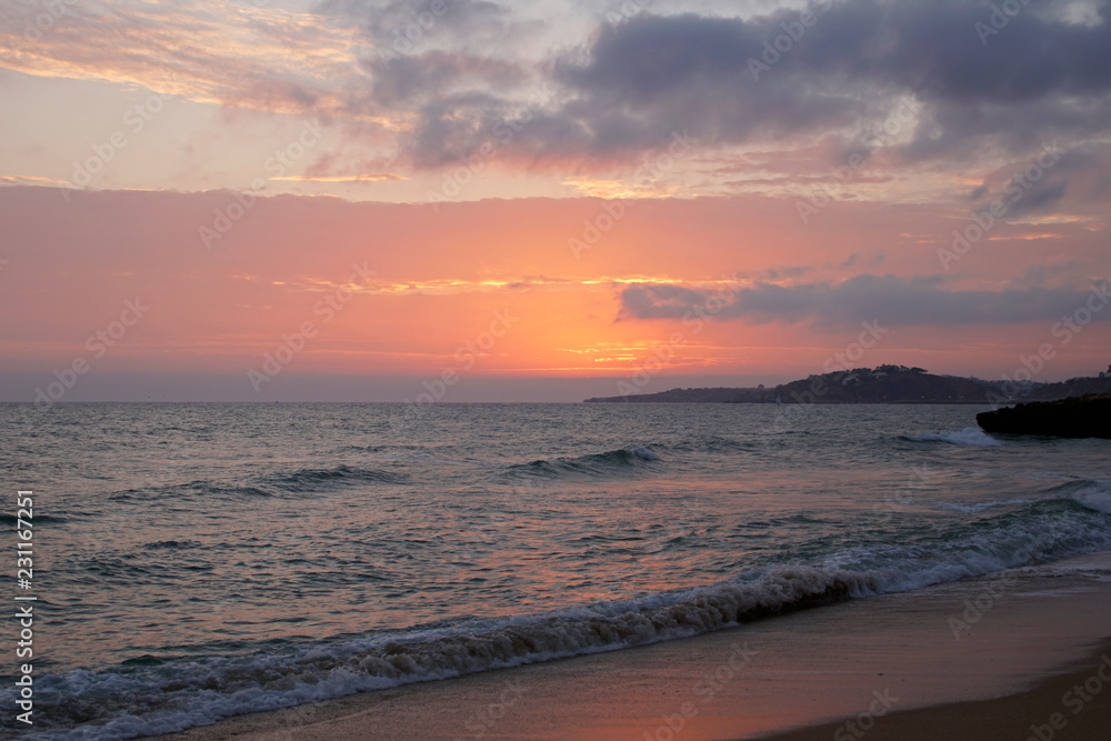 Fototapeta premium evening sun over the ocean. Skies in the rays of salty light. Bright orange sunset