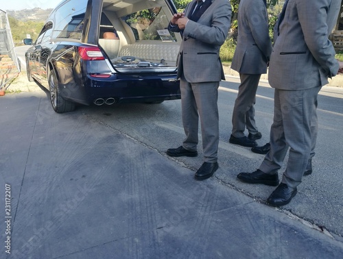 Konstfotografi Gravediggers during a funeral