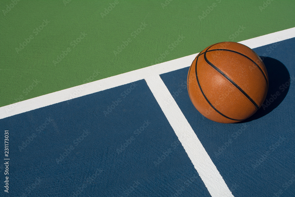 Naklejka premium Basketball rests on court