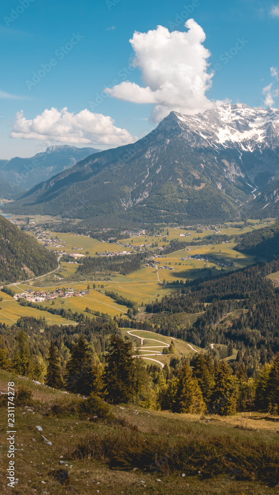 Smartphone HD wallpaper of alpine view near the Piller lake