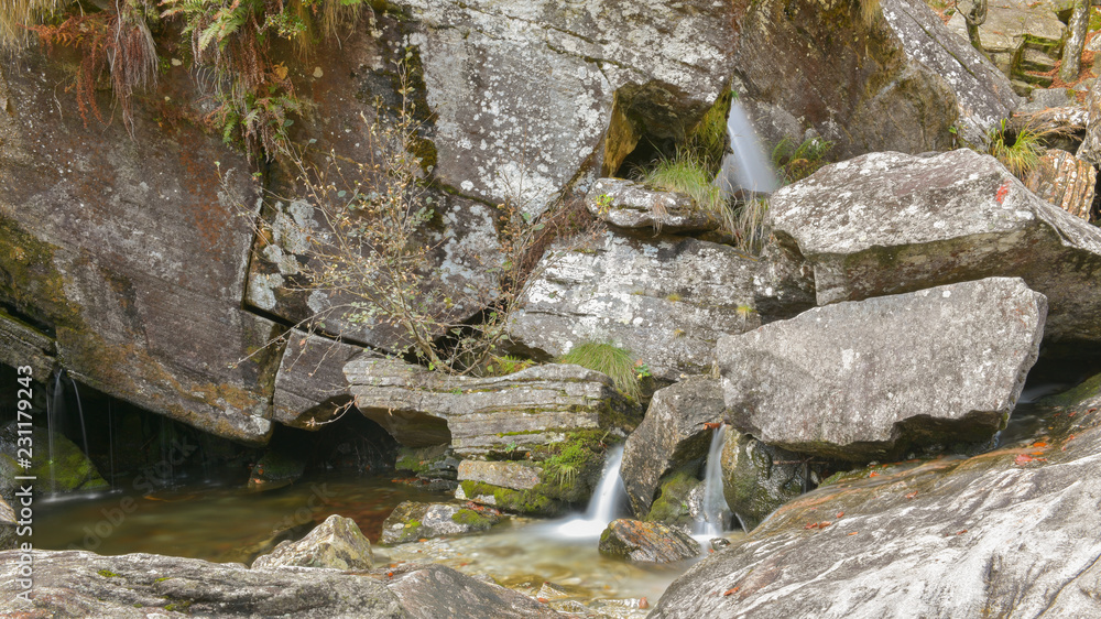 Diverse piccole cascate tra le rocce autunnali Diverse piccole cascate tra le rocce autunnali
