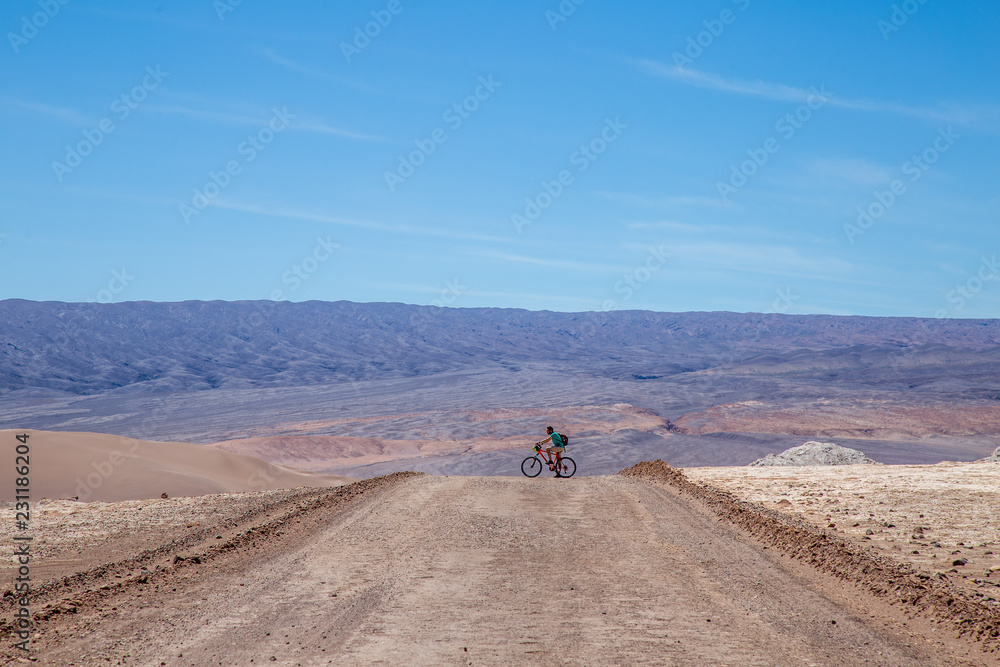 Homme cycliste désert voyageur Aventurier Chili 