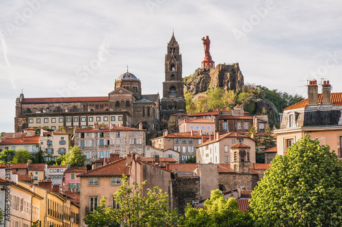 Cathédrale et statue de notre Dame de France Puy en Velay photo