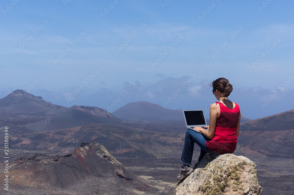 Jeune femme avec son ordinateur en vacances