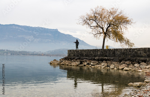 Pêcheur au lac du Bourget