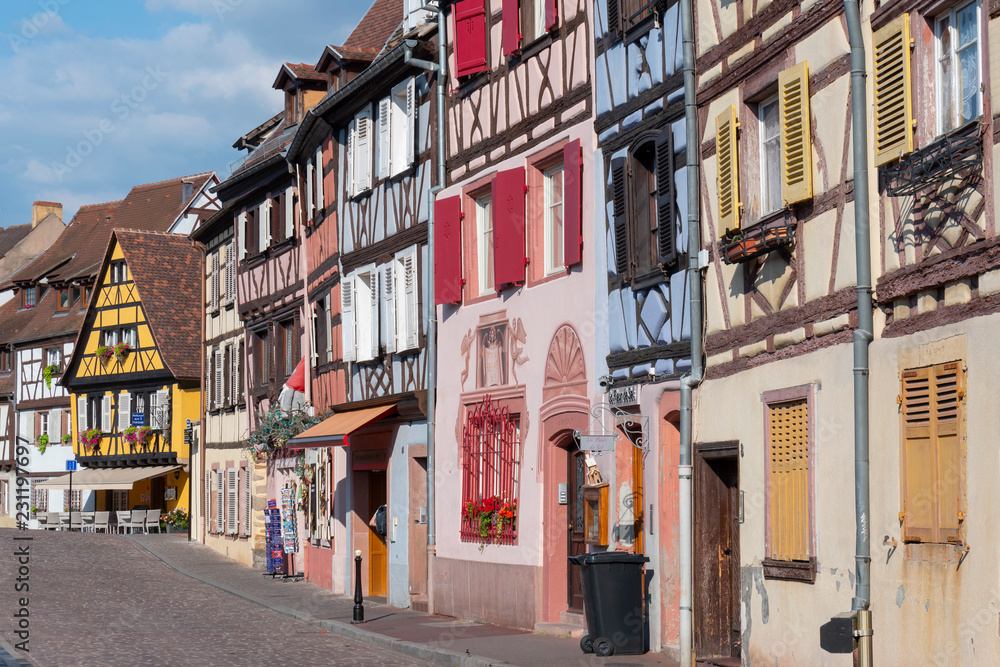 Fototapeta premium Kolorowe domy z muru pruskiego w dzielnicy Petite Venise (Mała Wenecja) w Colmar we Francji.