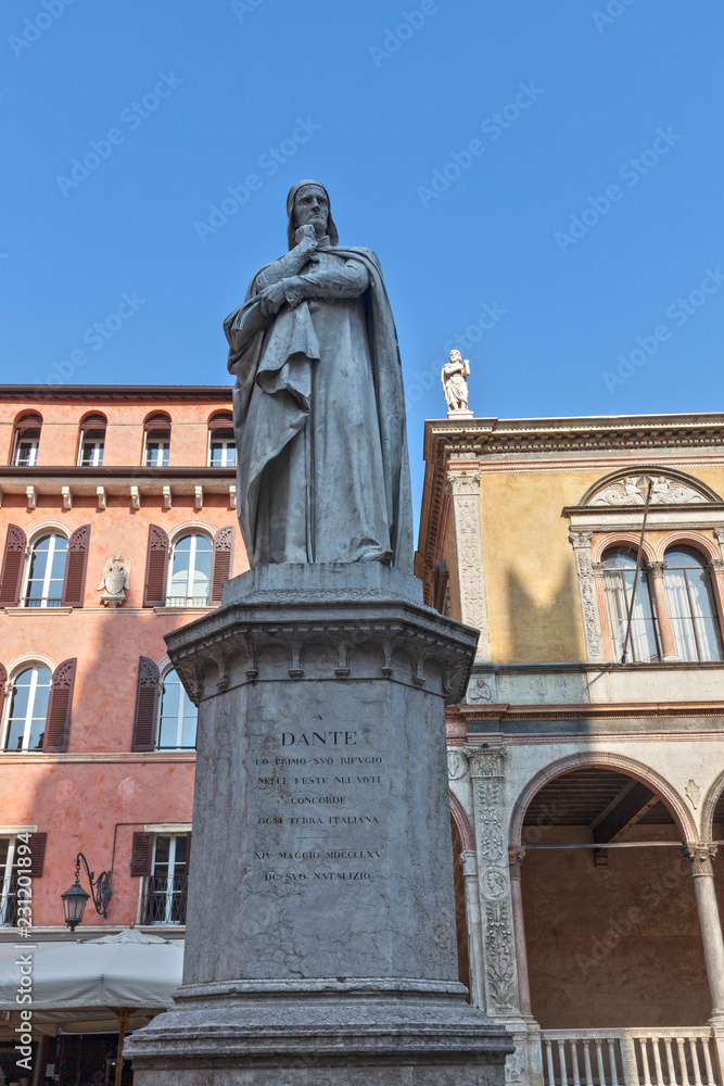 Памятник Данте  в Вероне
