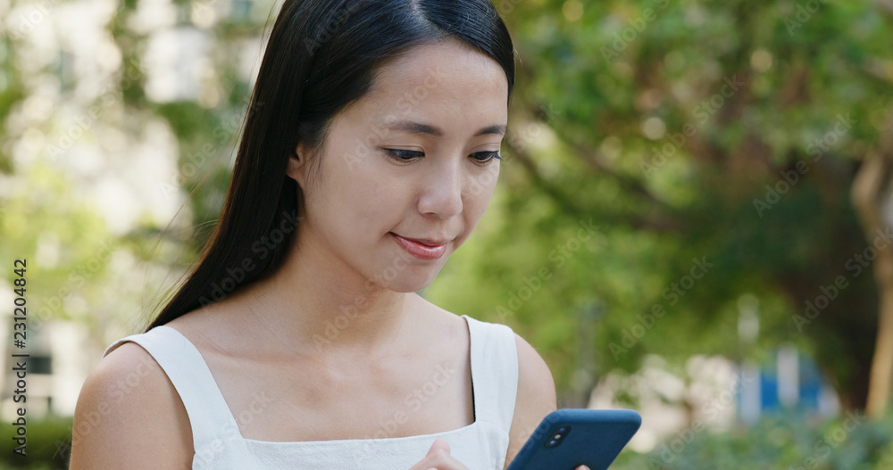 Naklejka premium Woman use of smart phone in city