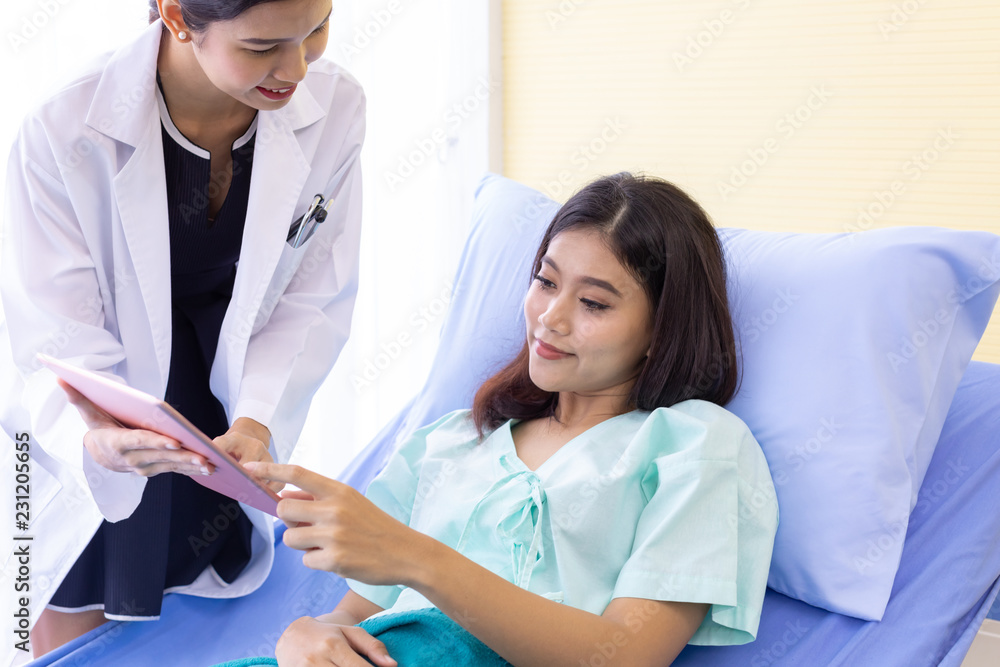 Obraz premium doctor routine health check patient