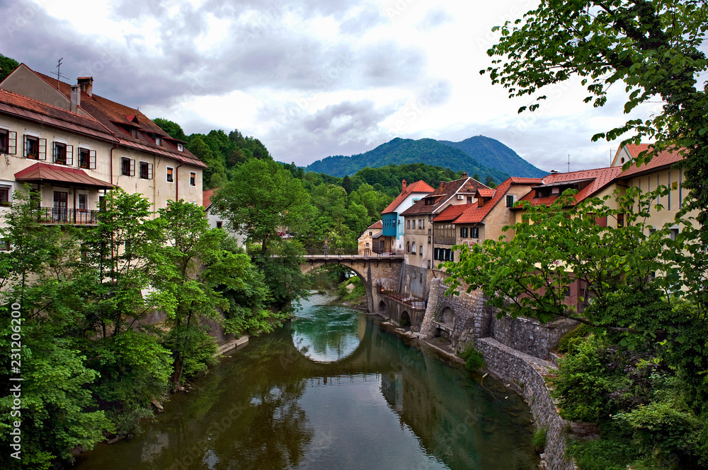 Die Stadt Škofja Loka (deutsch Bischoflack) in Slowenien