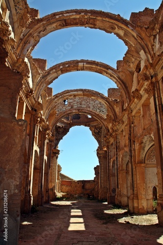 Ruinas de la iglesia de San Martín tras el bombardeo en Belchite, guerra civil española.