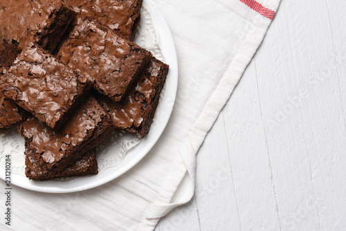 Fotografia Flat lay view of a plate of fresh homemade brownies