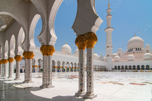 Obraz na plátně Sheikh Zayed Grand Mosque in Abu Dhabi, the capital city of United Arab Emirates