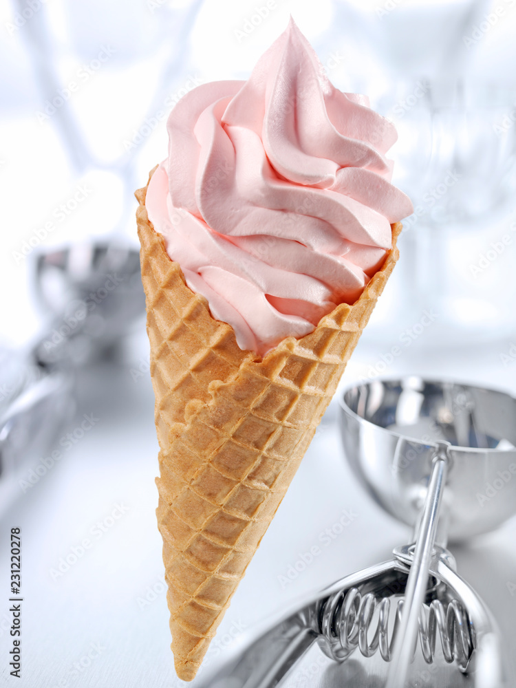 Fotografie STRAWBERRY ICE CREAM CONE