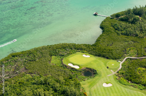 Foto Aerial picture of golf course of l’île aux cerfs in Mauritius island