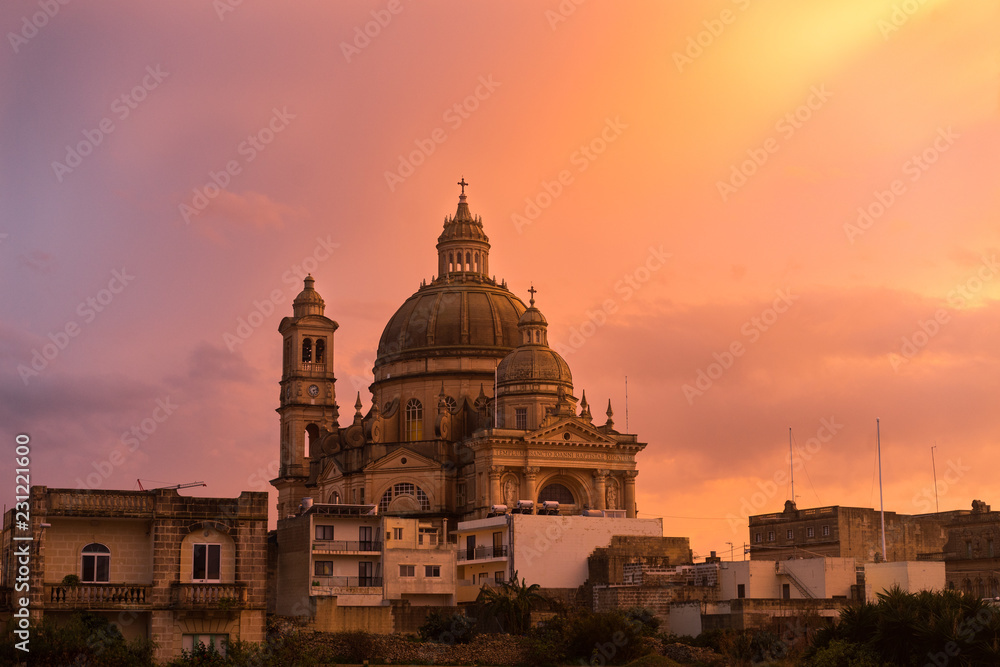 Le soleil se couche sur la basilique
