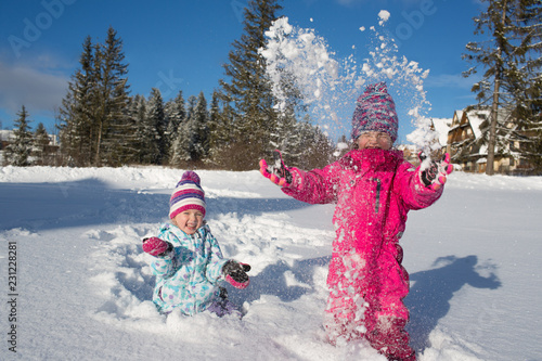 Obraz na płótnie happy girls playing in the snow w salonie