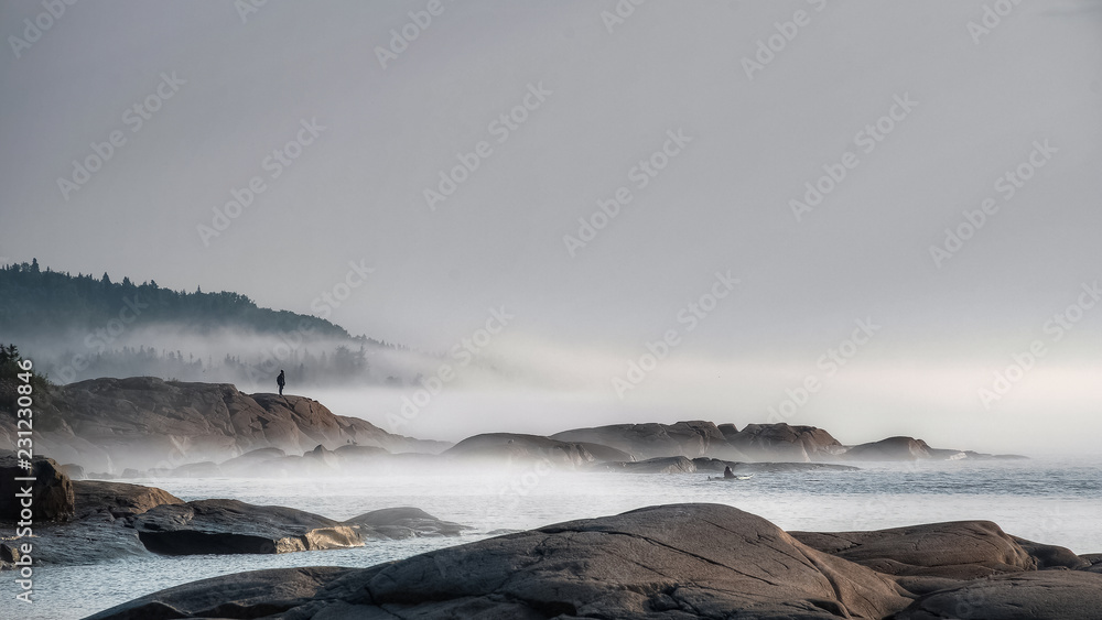 Obraz premium Kajakarze opuszczający wybrzeże wczesnym rankiem, Tadoussac, Quebec, Kanada