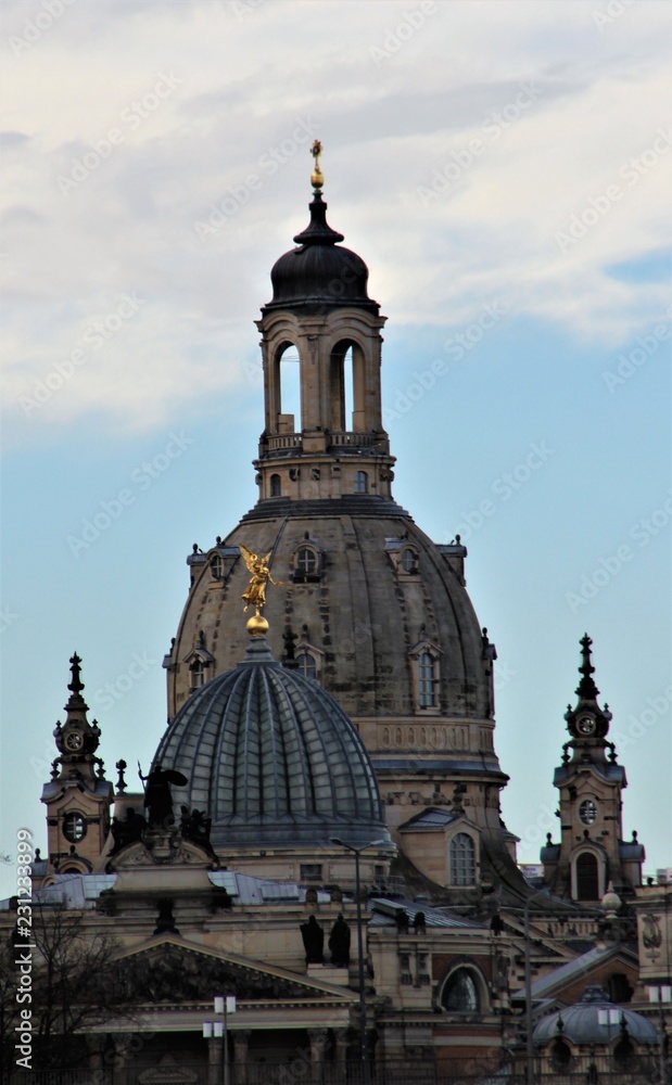 Fototapeta premium Dresdner Frauenkirche mit Albertinum