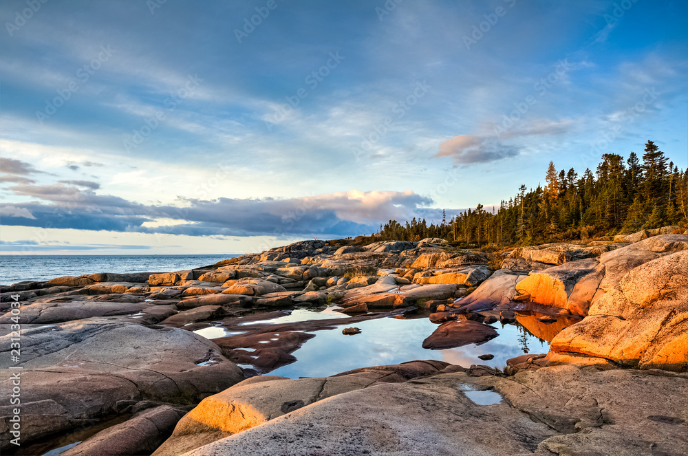 Fototapeta premium Świt na skałach, rzeka St-Lawrence, Quebec, Kanada