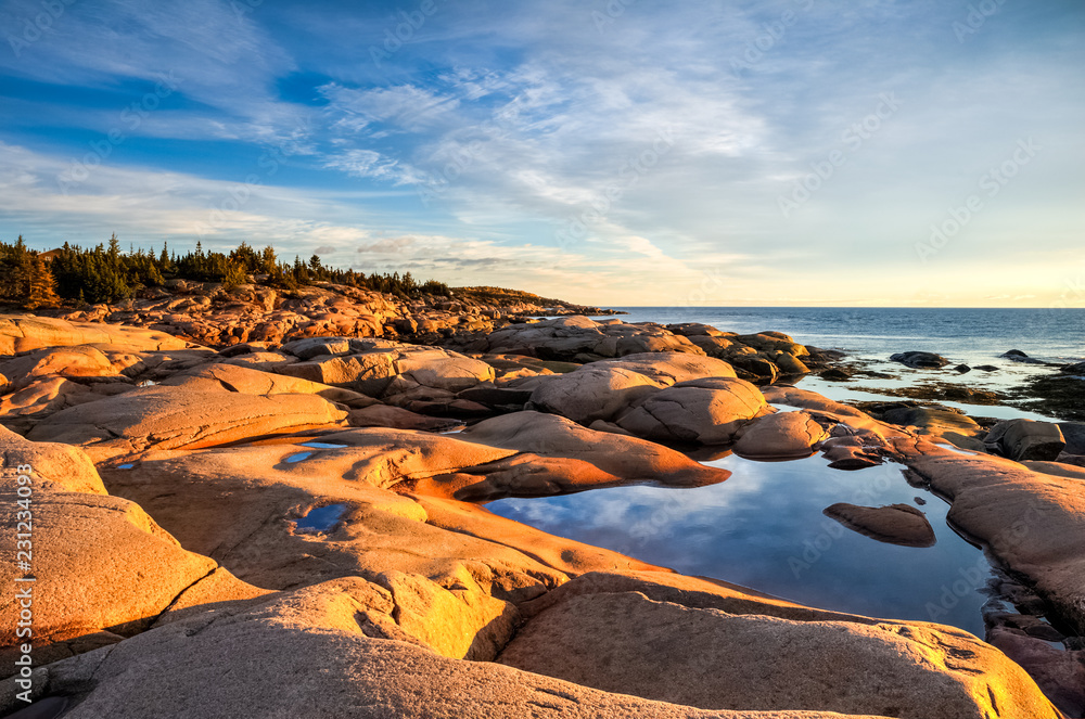 Fototapeta premium Niebiańskie światło na brzegu rzeki St-Lawrence, Grandes Bergeronnes, Quebec, Kanada