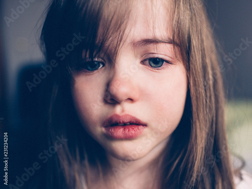 Obraz na płótnie sad offended girl cries w salonie