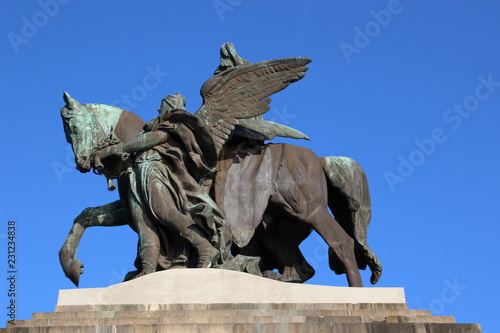  Am 31.08.1897 wurde das kupfergetriebene Denkmal Kaiser Wilhelm I. in Anwesenheit Kaiser Wilhelm II. feierlich eingeweiht photo