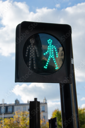 Signal routier lumineux vert pour passage piéton : "traversée autorisée", France