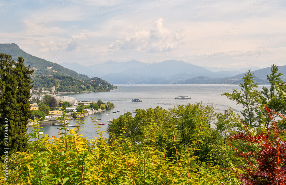 Veduta panoramica del Lago Maggiore con porto, barche e costa montuosa, Intra, Piemonte, Italia
