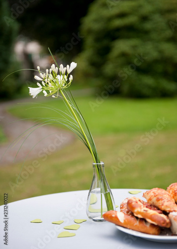 schön dekorierter Stehtisch im Garten photo