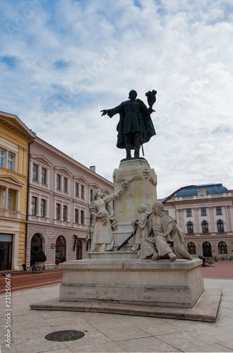 Die Statue namens Kossuth Lajos Szobor in Szeged, einer Stadt im Süden von Ungarn
