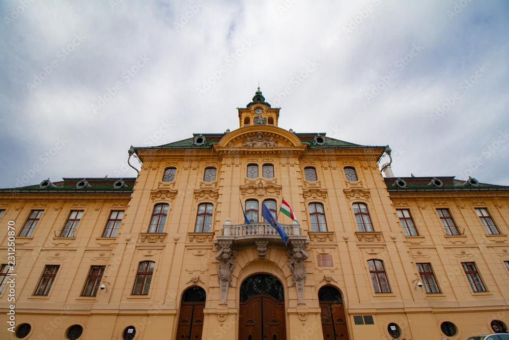 Obraz premium Gebäude der Stadtverwaltung in Szeged, Ungarn (Polgármesteri Hivatal) gegenüber vom Stadtpark