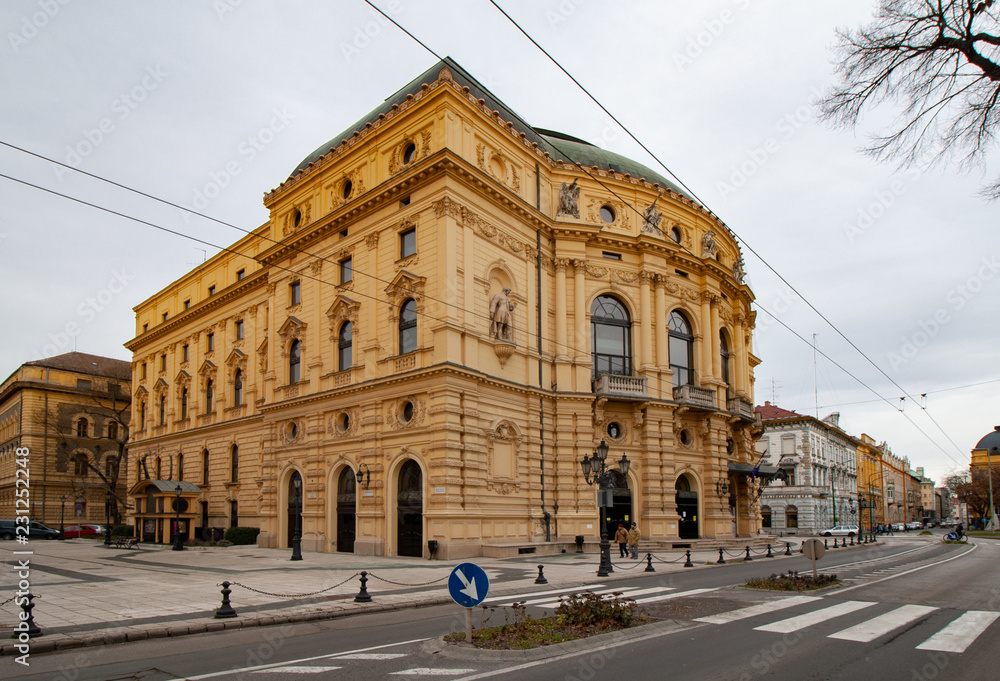 Gelbes historisches Gebäude in Szeged im Süden von Ungarn