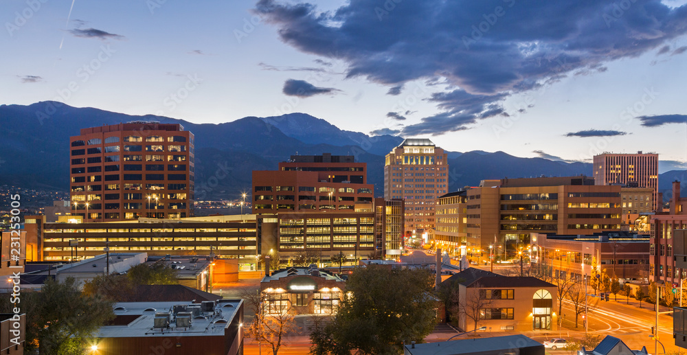 Downtown Colorado Springs at Dusk foto de Stock | Adobe Stock